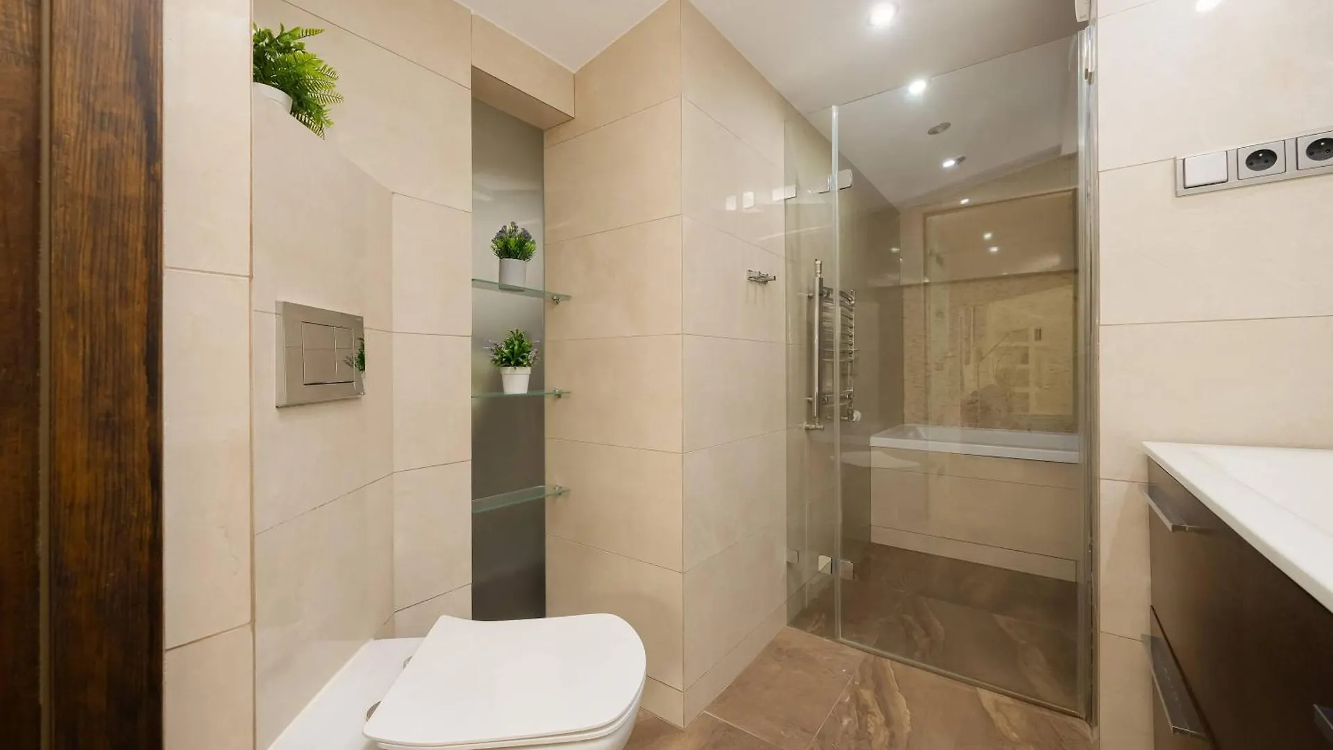 Spacious Two-Bedroom Apartment In The Warsaw City Centre By Noclegi Renters