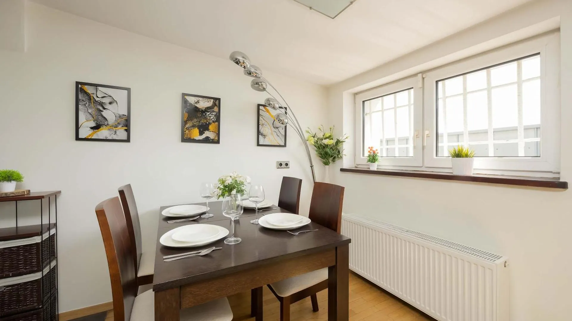 Spacious Two-Bedroom Apartment In The Warsaw City Centre By Noclegi Renters