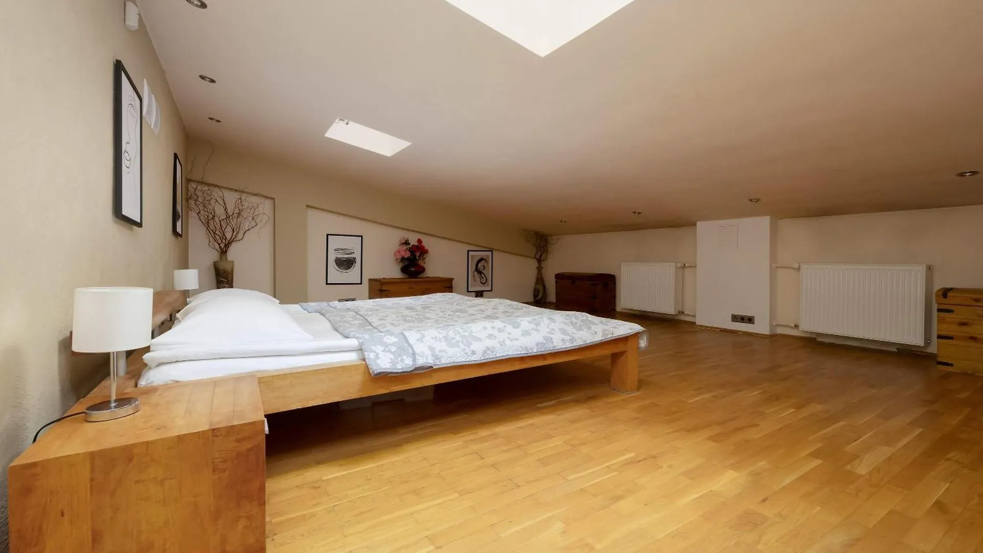 Spacious Two-Bedroom Apartment In The Warsaw City Centre By Noclegi Renters
