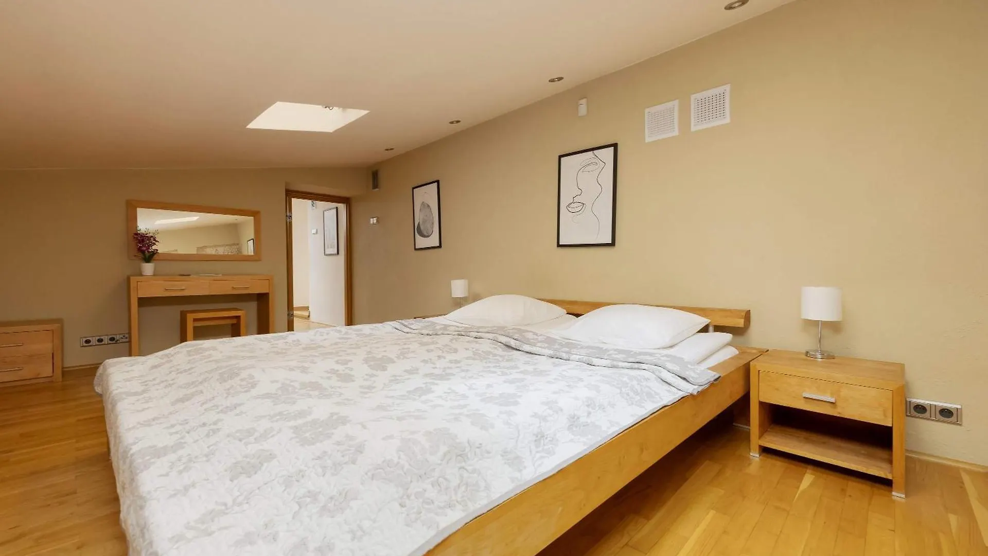 Spacious Two-Bedroom Apartment In The Warsaw City Centre By Noclegi Renters