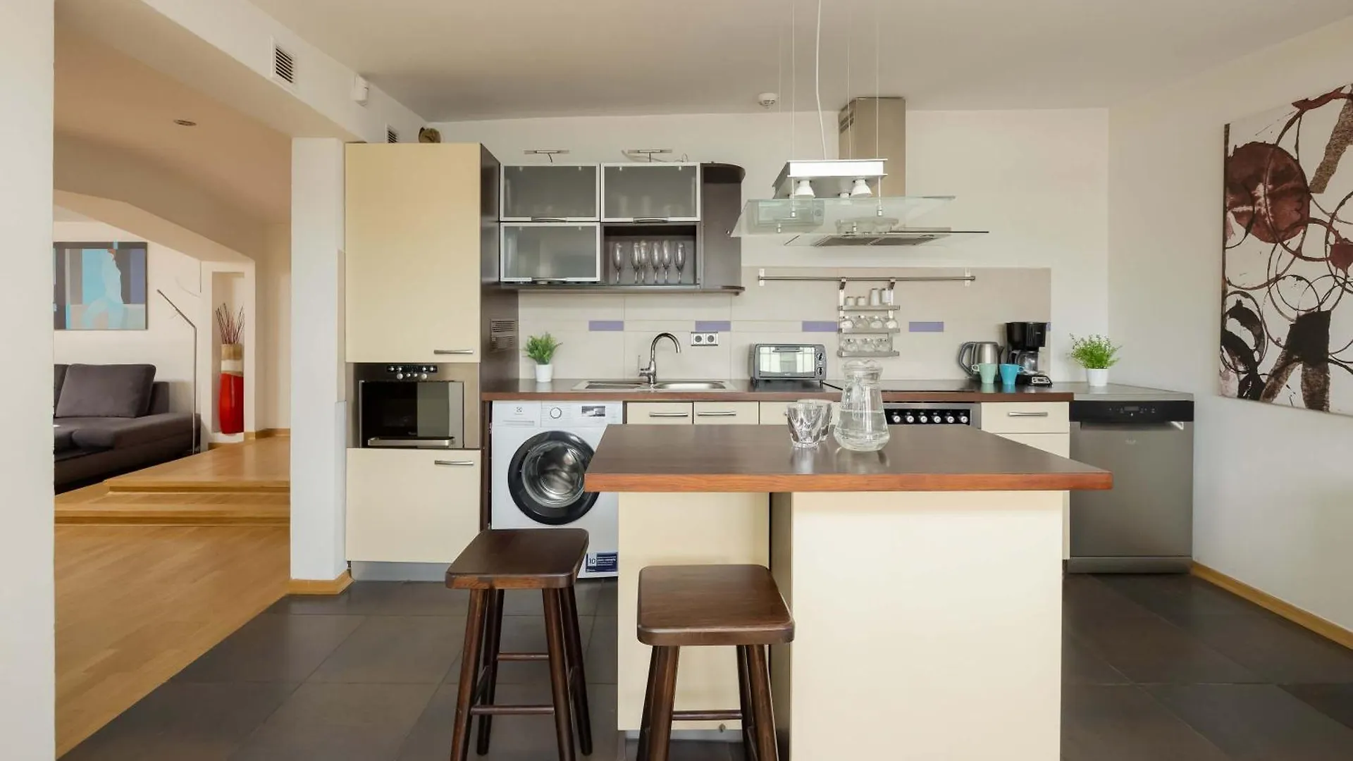 Spacious Two-Bedroom Apartment In The Warsaw City Centre By Noclegi Renters