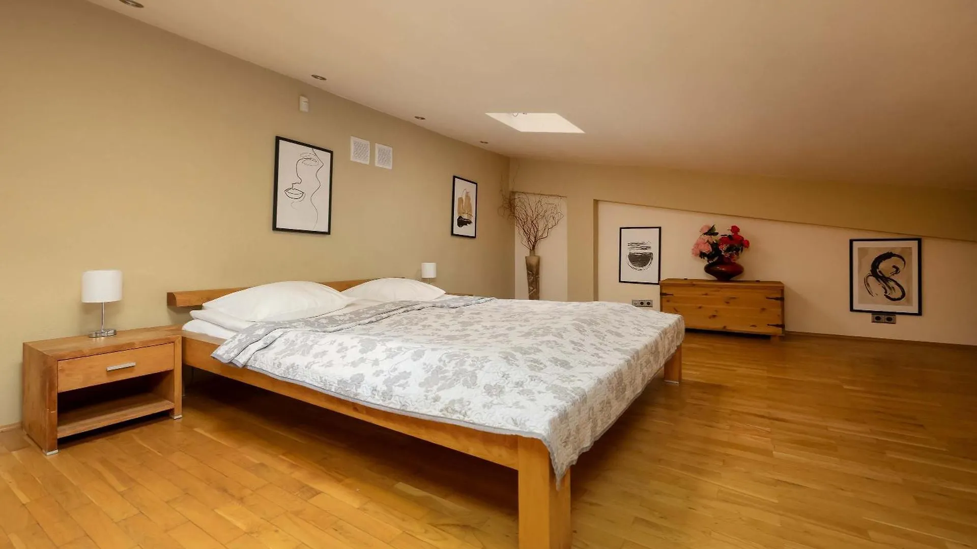 Spacious Two-Bedroom Apartment In The Warsaw City Centre By Noclegi Renters Poland