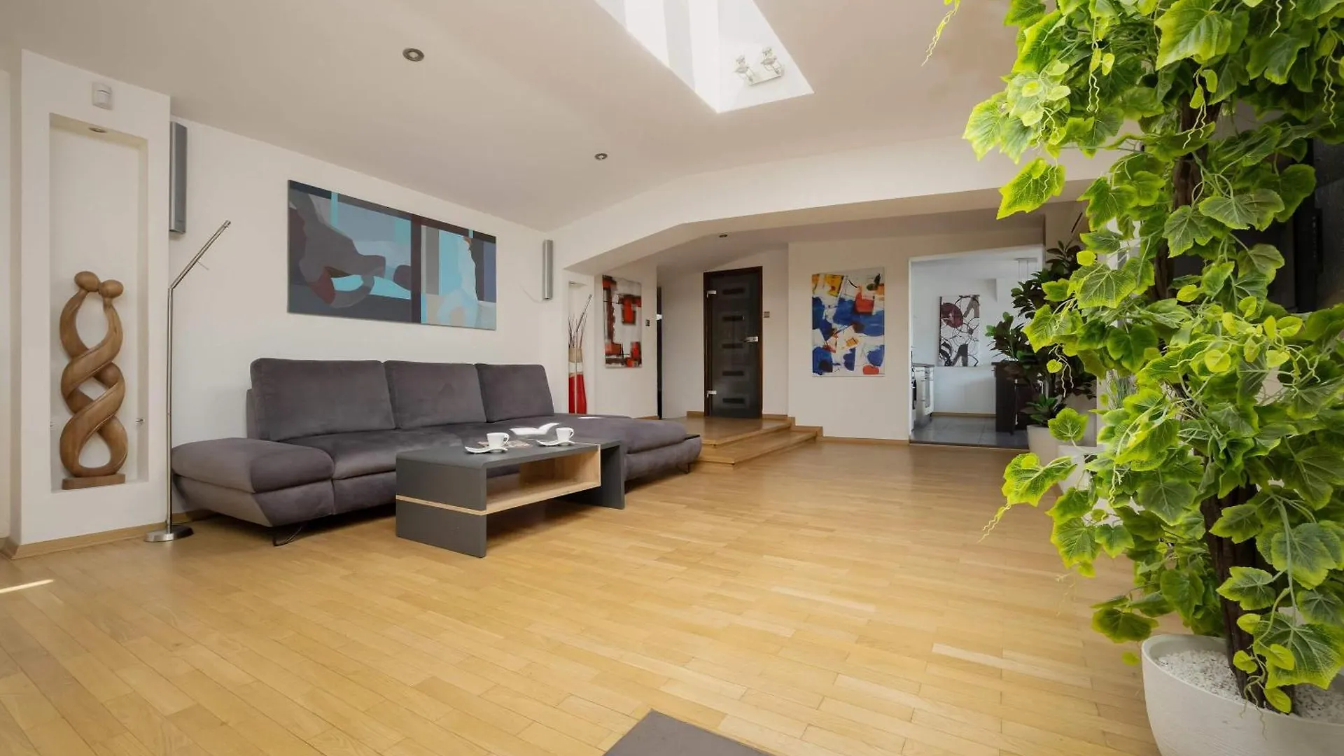 Spacious Two-Bedroom Apartment In The Warsaw City Centre By Noclegi Renters