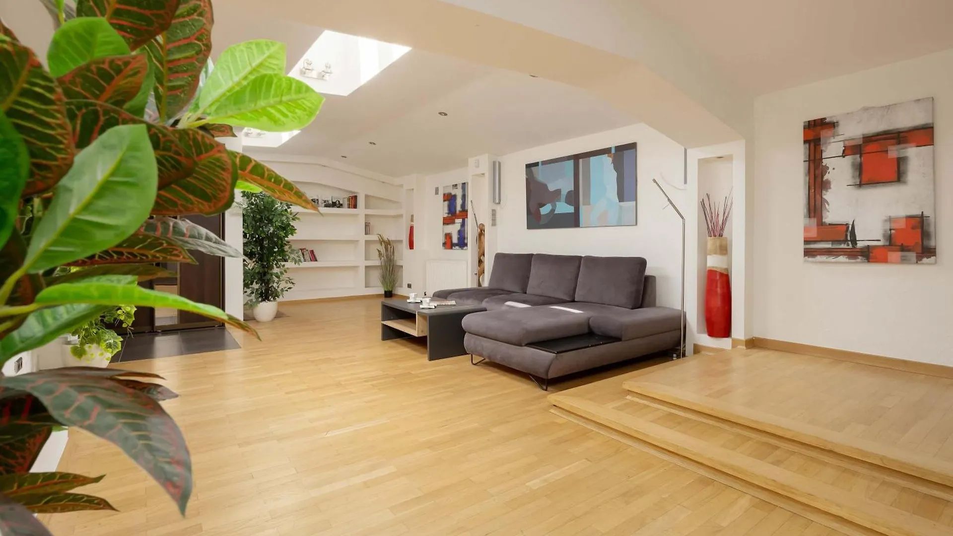 Spacious Two-Bedroom Apartment In The Warsaw City Centre By Noclegi Renters Polska