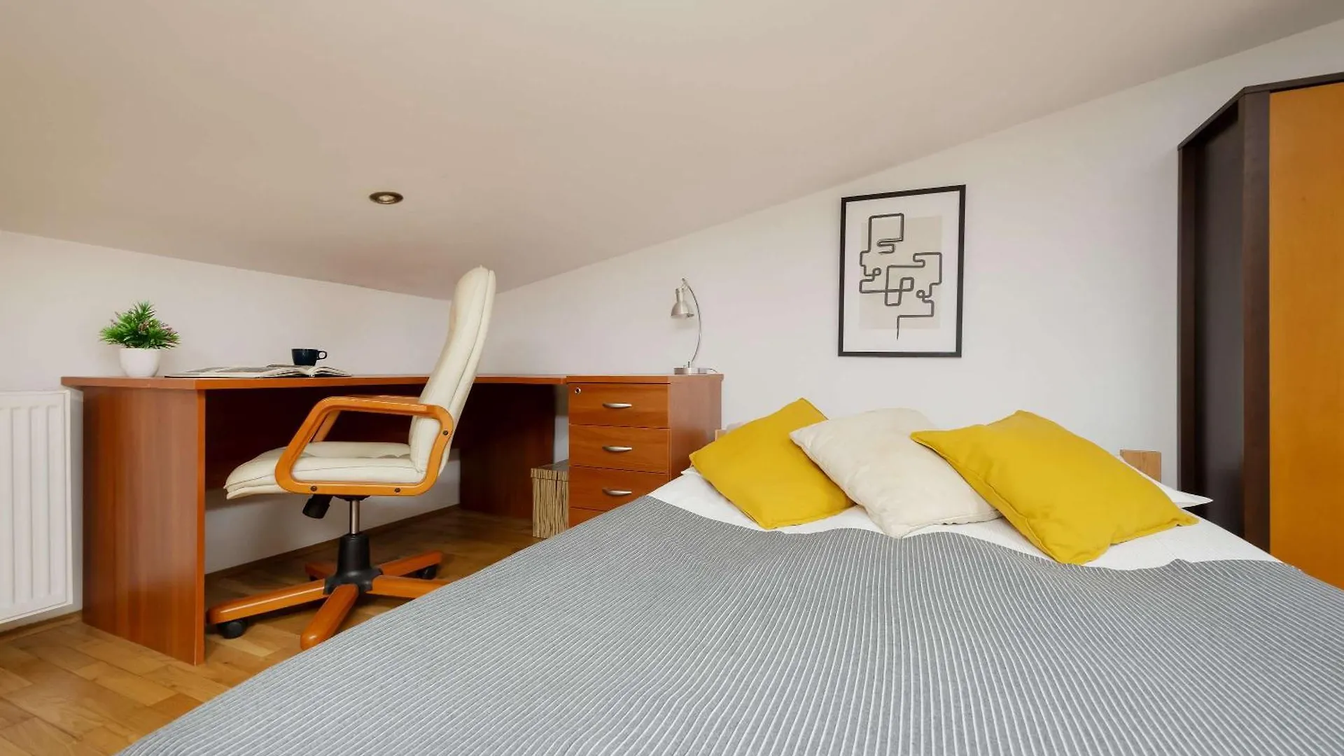 Spacious Two-Bedroom Apartment In The Warsaw City Centre By Noclegi Renters