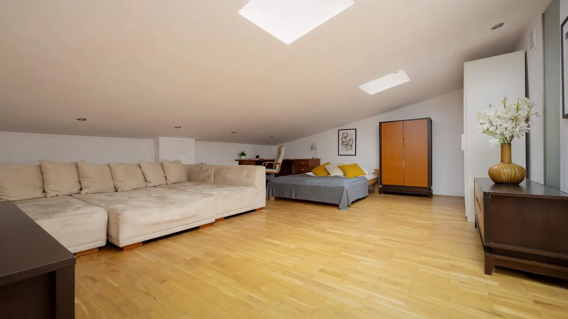 Spacious Two-Bedroom Apartment In The Warsaw City Centre By Noclegi Renters