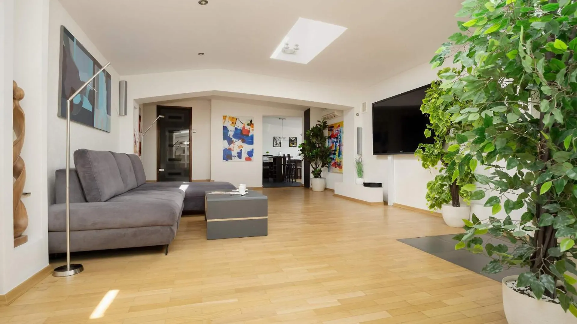 Spacious Two-Bedroom Apartment In The Warsaw City Centre By Noclegi Renters