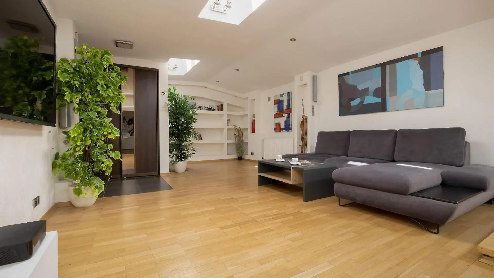 Spacious Two-Bedroom Apartment In The Warsaw City Centre By Noclegi Renters