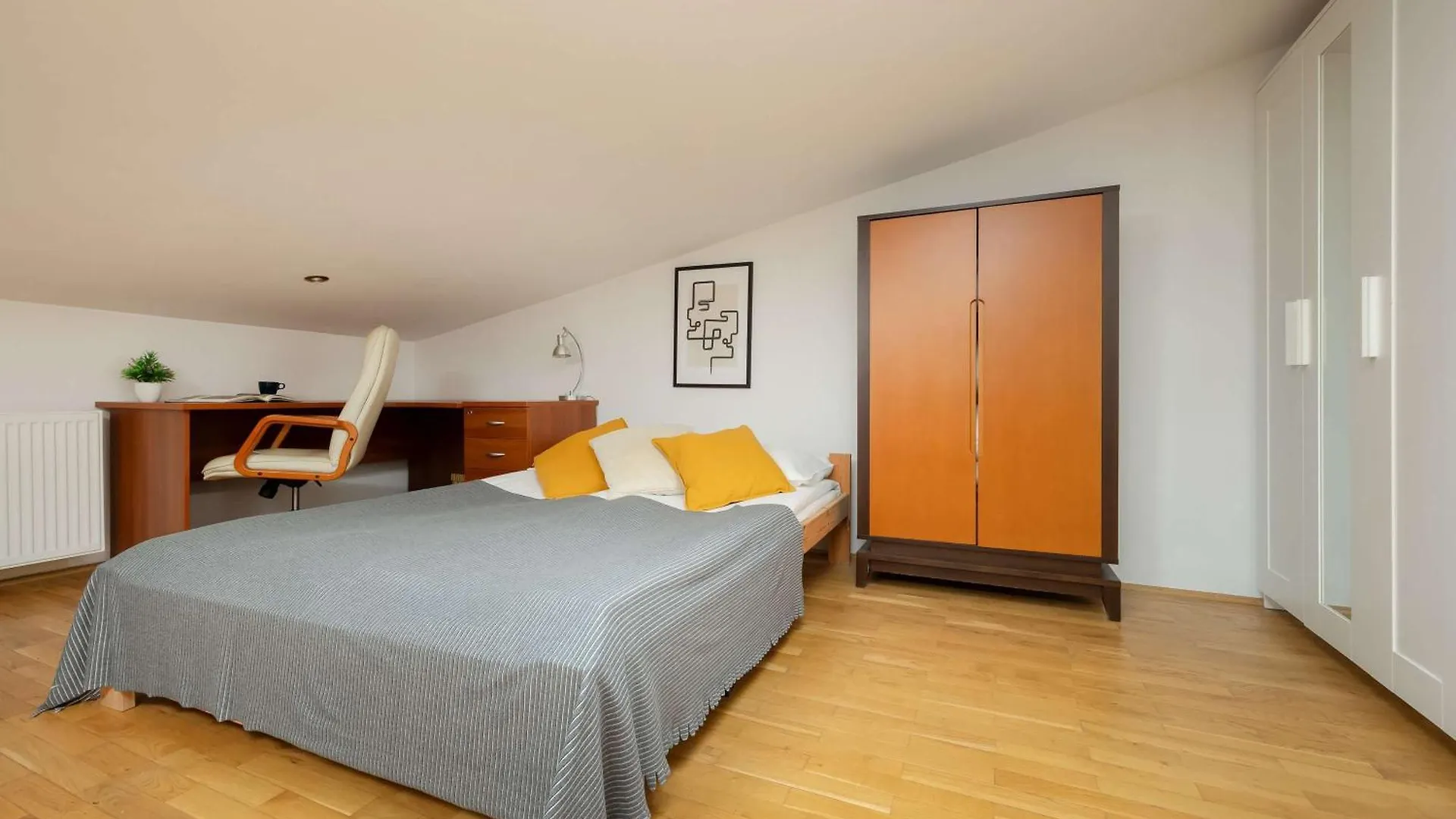 Spacious Two-Bedroom Apartment In The Warsaw City Centre By Noclegi Renters
